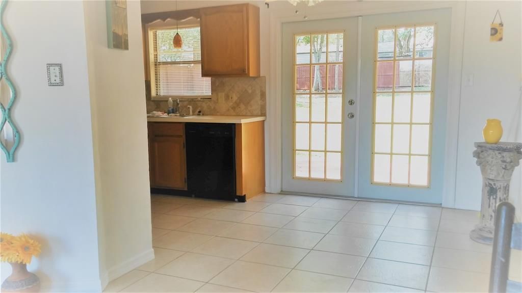 出租: $1,800 (3 贝兹, 2 浴室, 100 平方英尺)