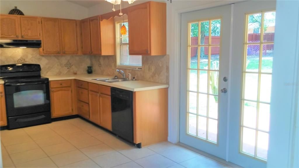 出租: $1,800 (3 贝兹, 2 浴室, 100 平方英尺)