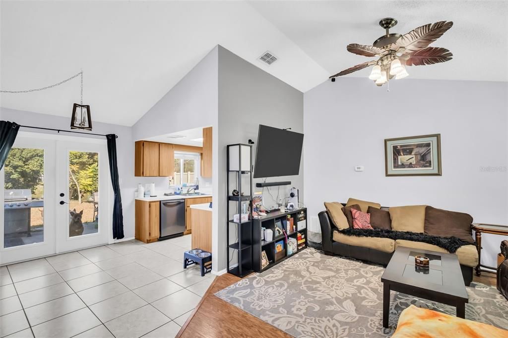 For Sale: $225,000 (2 beds, 1 baths, 872 Square Feet)