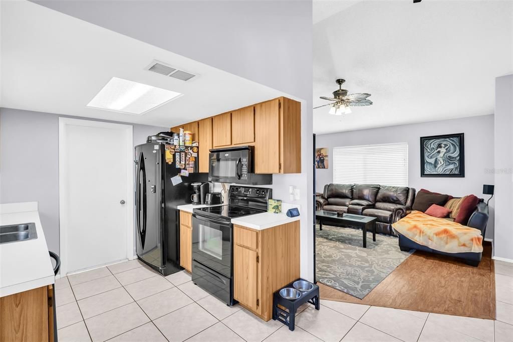 For Sale: $225,000 (2 beds, 1 baths, 872 Square Feet)
