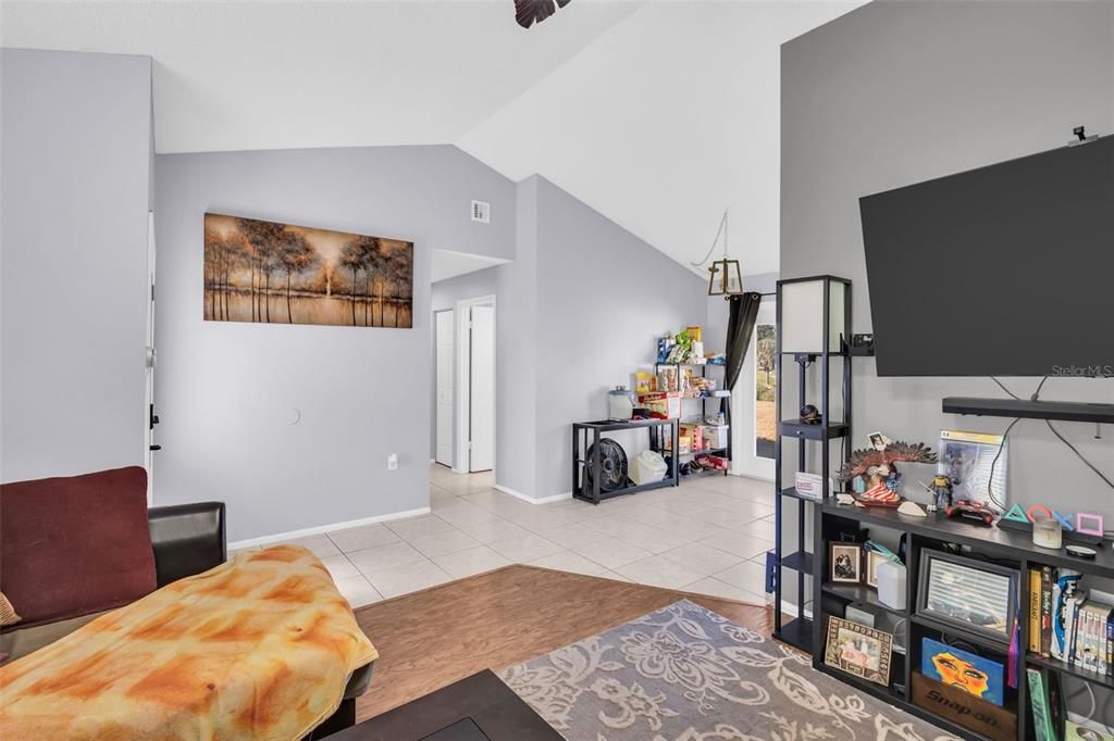 For Sale: $225,000 (2 beds, 1 baths, 872 Square Feet)