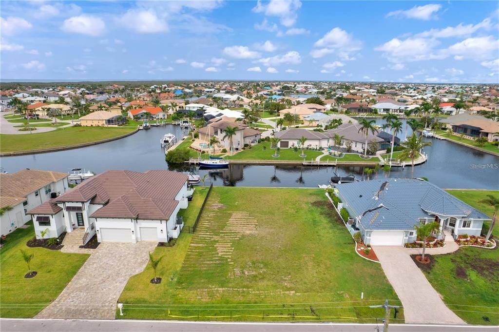 На продажу: $387,777 (0.22 acres)