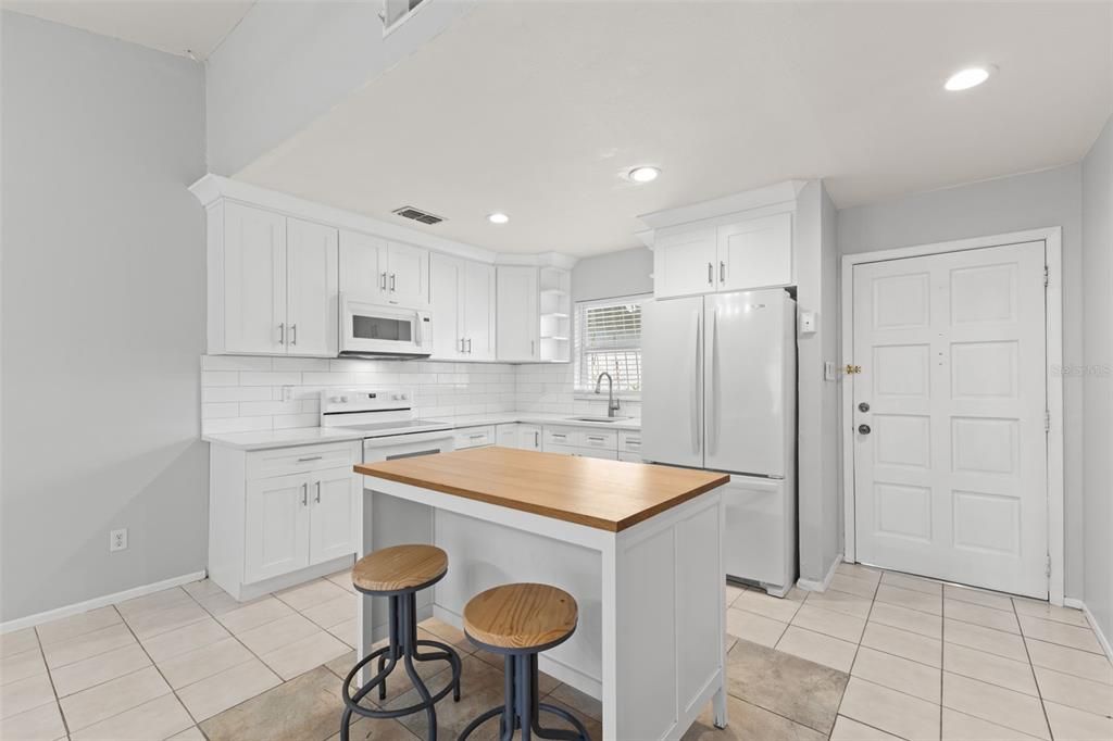 В аренду: $1,800 (2 спален, 1 ванн, 804 Квадратных фут)