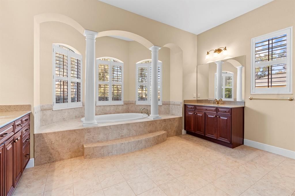 En Venta: $834,900 (4 camas, 3 baños, 3191 Pies cuadrados)