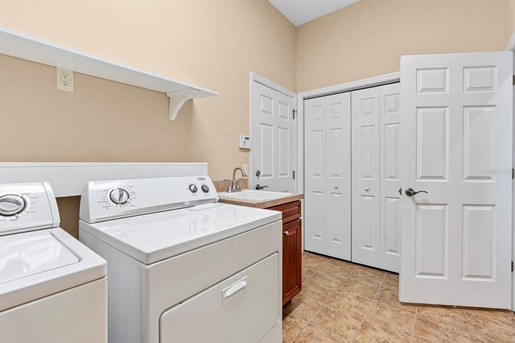 En Venta: $834,900 (4 camas, 3 baños, 3191 Pies cuadrados)