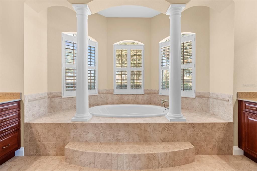 En Venta: $834,900 (4 camas, 3 baños, 3191 Pies cuadrados)