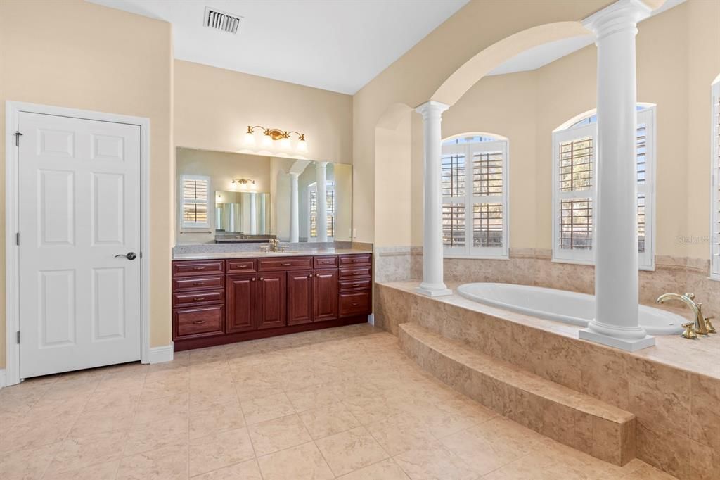 En Venta: $834,900 (4 camas, 3 baños, 3191 Pies cuadrados)