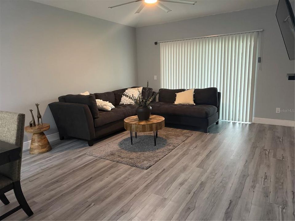 На продажу: $430,000 (4 спален, 2 ванн, 1979 Квадратных фут)