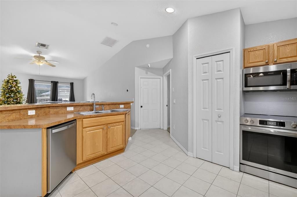 For Sale: $225,800 (3 beds, 2 baths, 1218 Square Feet)