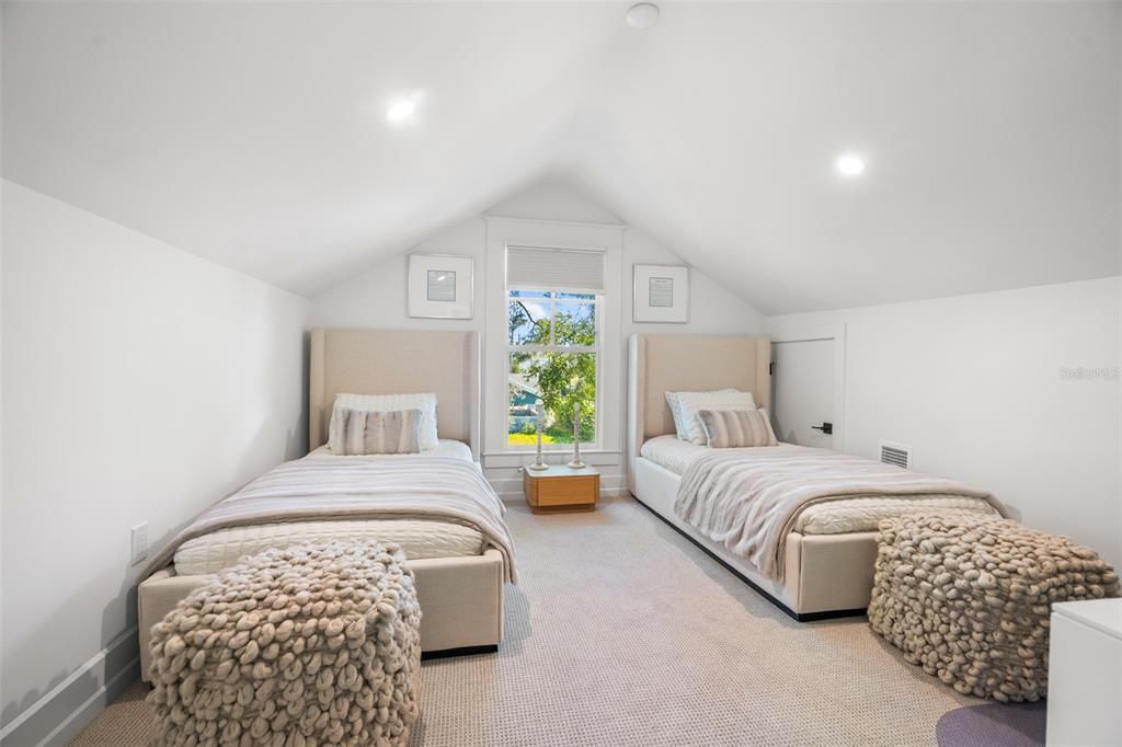 For Sale: $1,049,000 (3 beds, 2 baths, 2283 Square Feet)