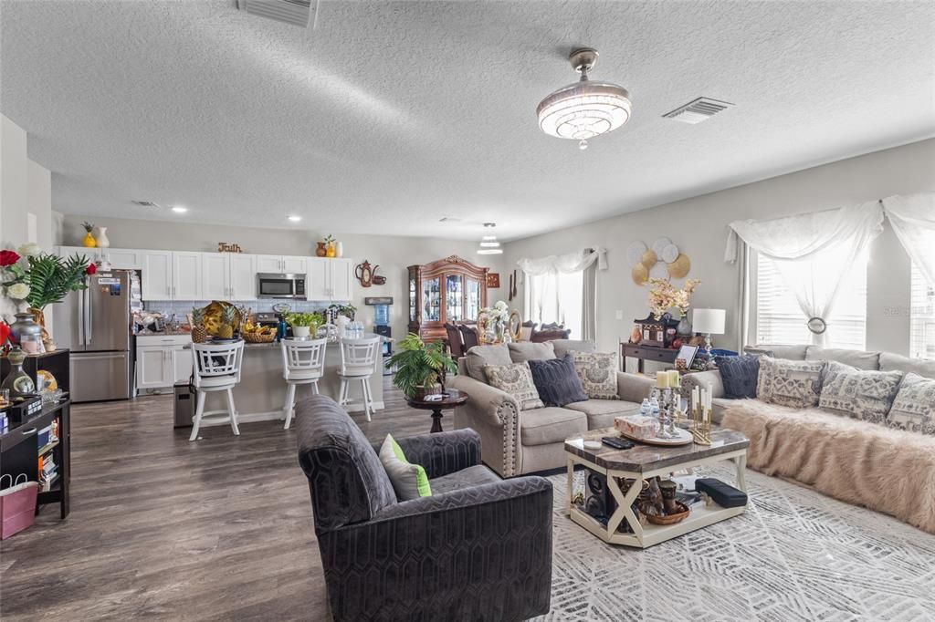 待售: $430,000 (4 贝兹, 2 浴室, 2269 平方英尺)