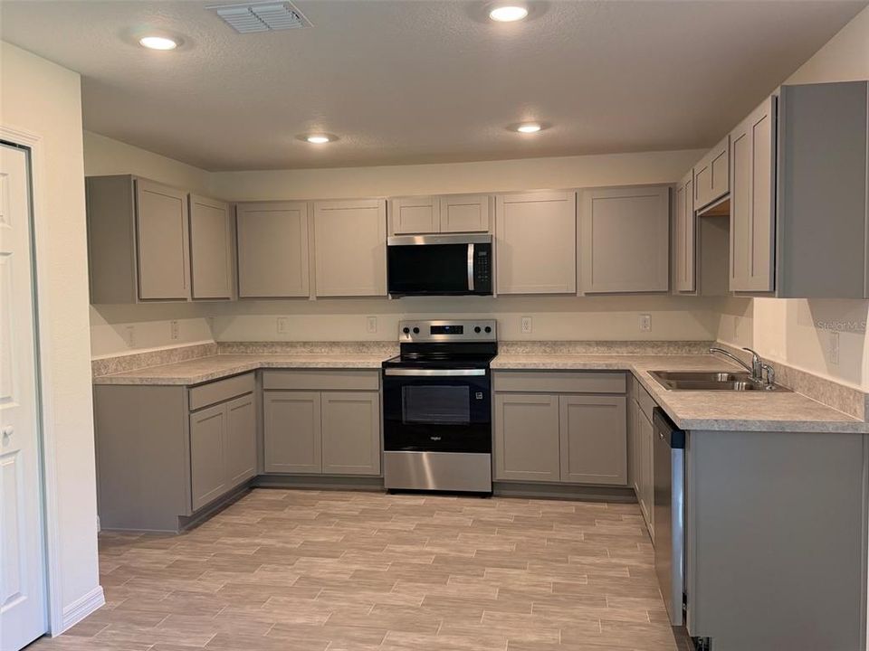 На продажу: $319,990 (4 спален, 2 ванн, 1802 Квадратных фут)