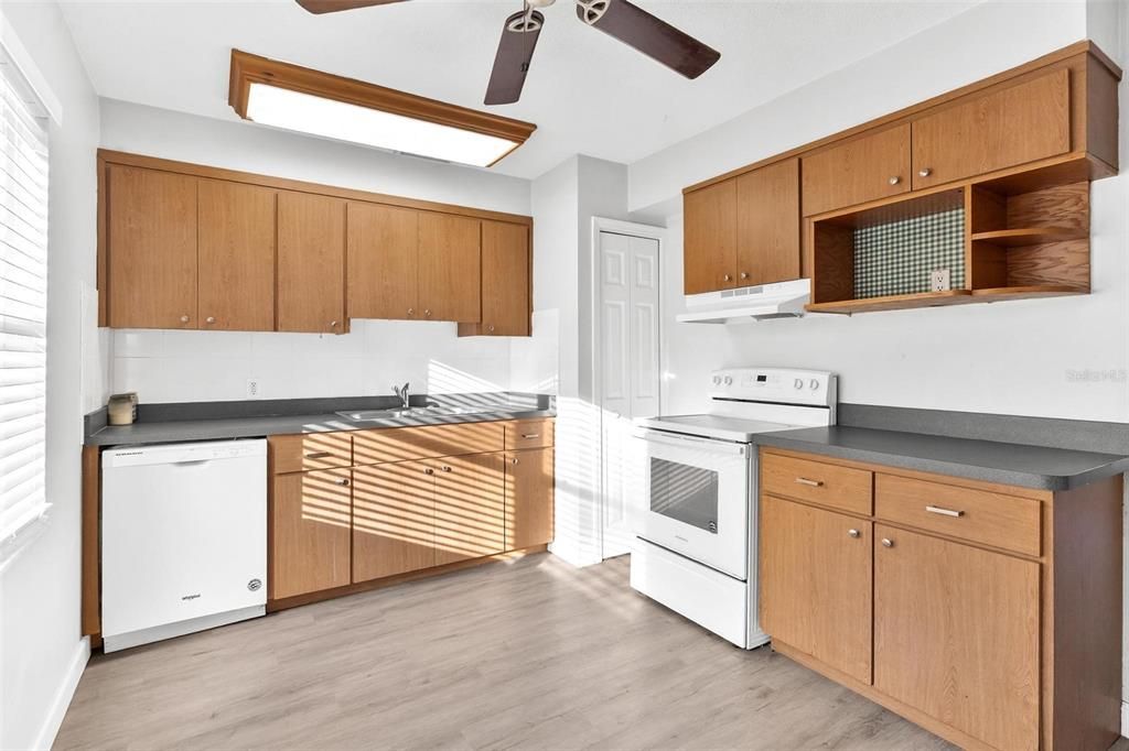 For Sale: $259,900 (3 beds, 2 baths, 1325 Square Feet)