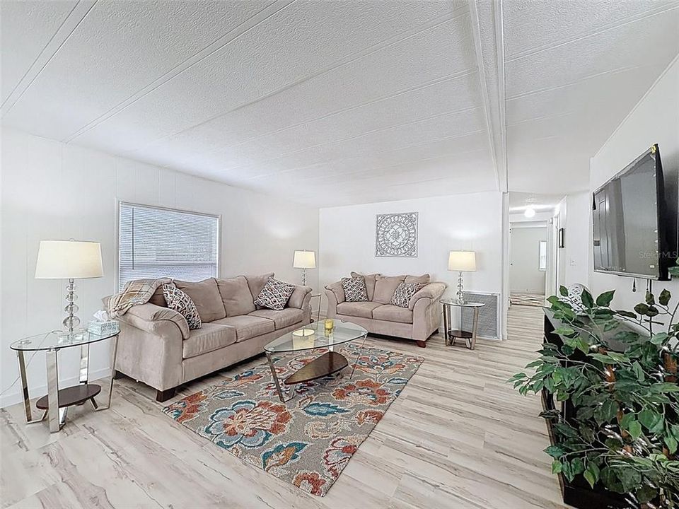 待售: $218,800 (2 贝兹, 2 浴室, 1242 平方英尺)