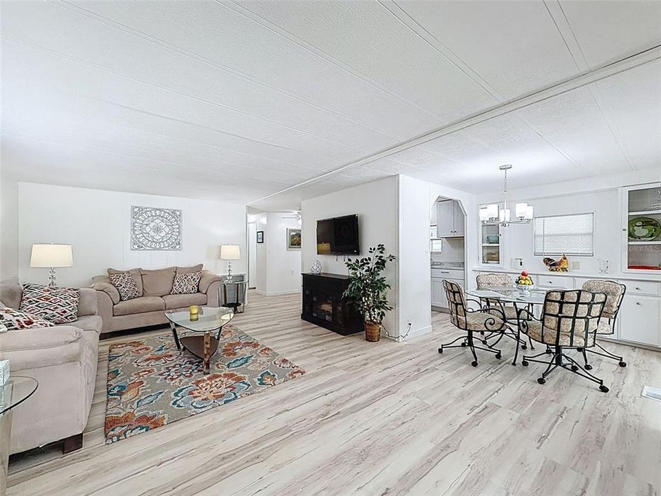 待售: $218,800 (2 贝兹, 2 浴室, 1242 平方英尺)