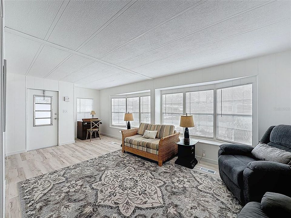 待售: $218,800 (2 贝兹, 2 浴室, 1242 平方英尺)