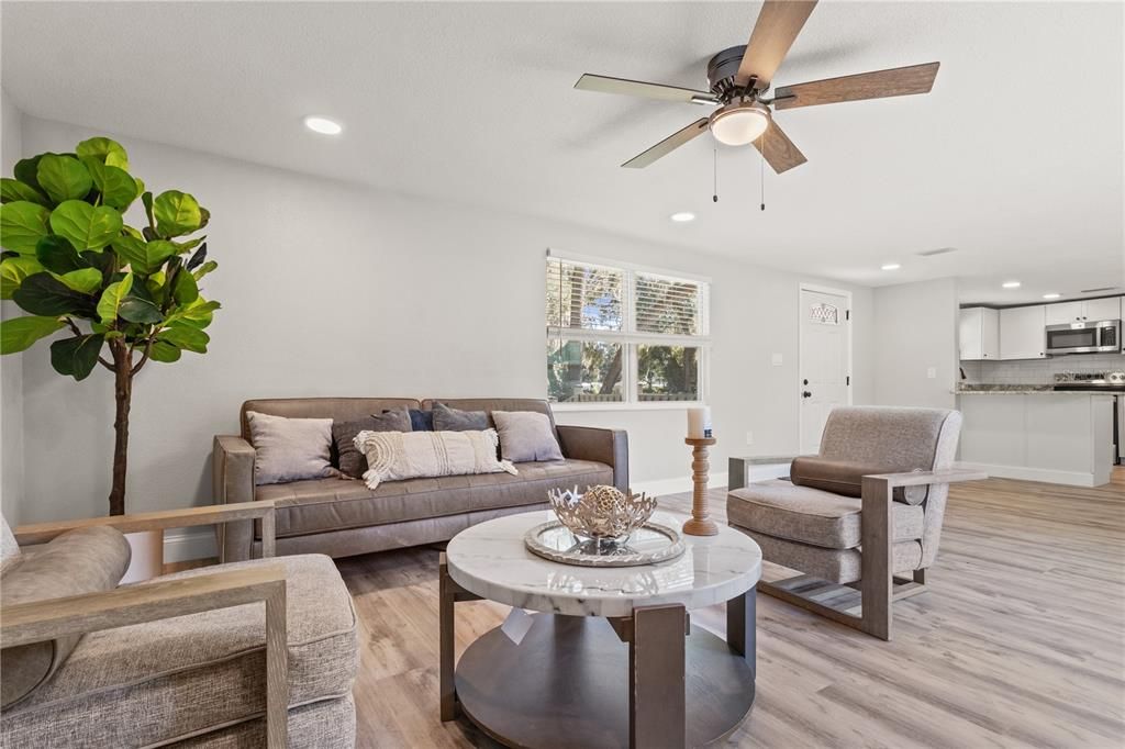 En Venta: $274,900 (4 camas, 2 baños, 1280 Pies cuadrados)