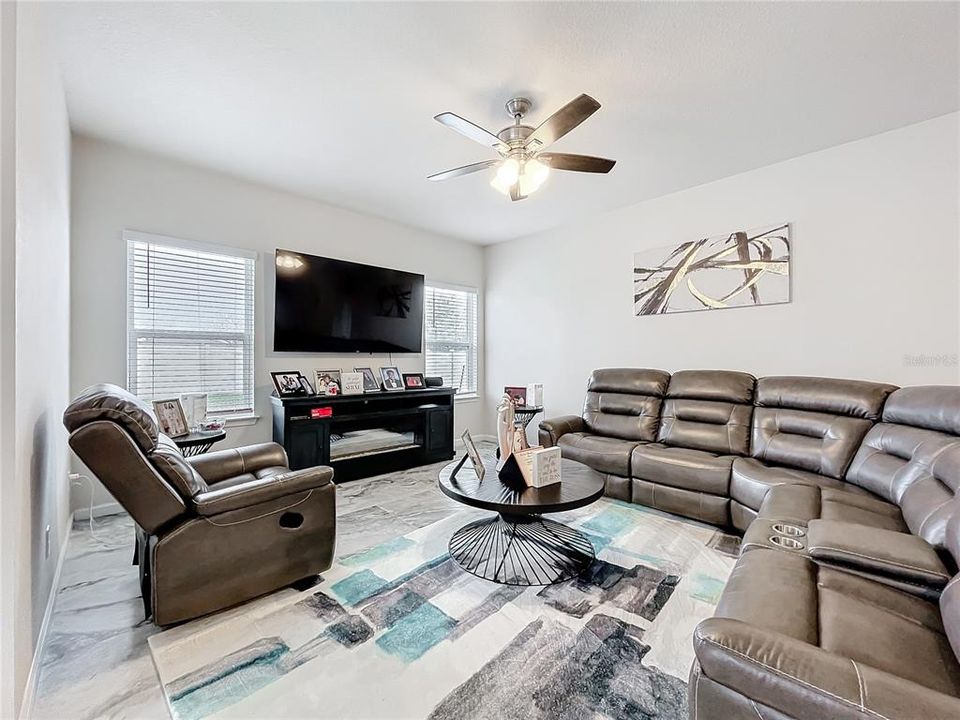 待售: $390,000 (3 贝兹, 2 浴室, 2016 平方英尺)