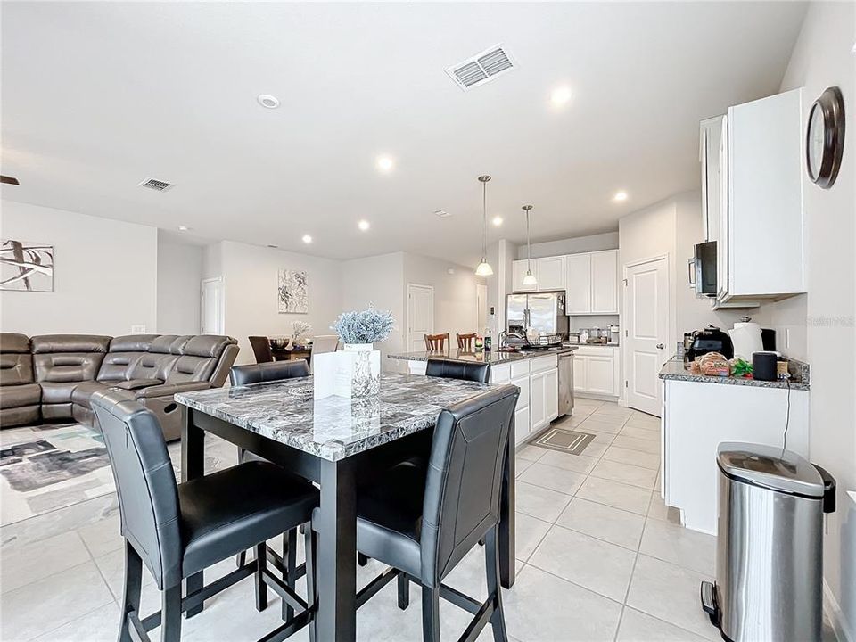 待售: $390,000 (3 贝兹, 2 浴室, 2016 平方英尺)