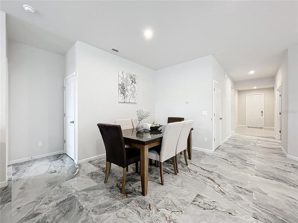 待售: $390,000 (3 贝兹, 2 浴室, 2016 平方英尺)