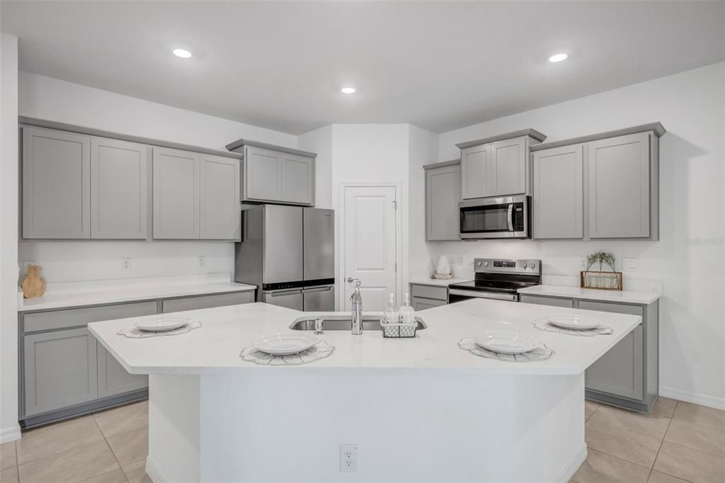 For Rent: $2,300 (3 beds, 2 baths, 1565 Square Feet)