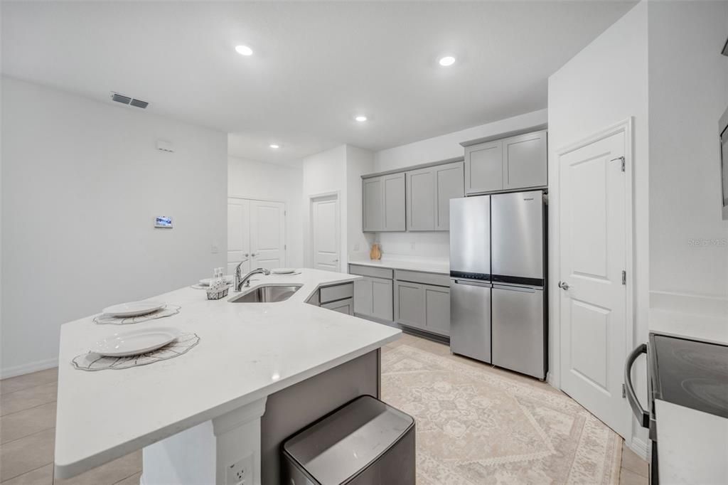 For Rent: $2,300 (3 beds, 2 baths, 1565 Square Feet)