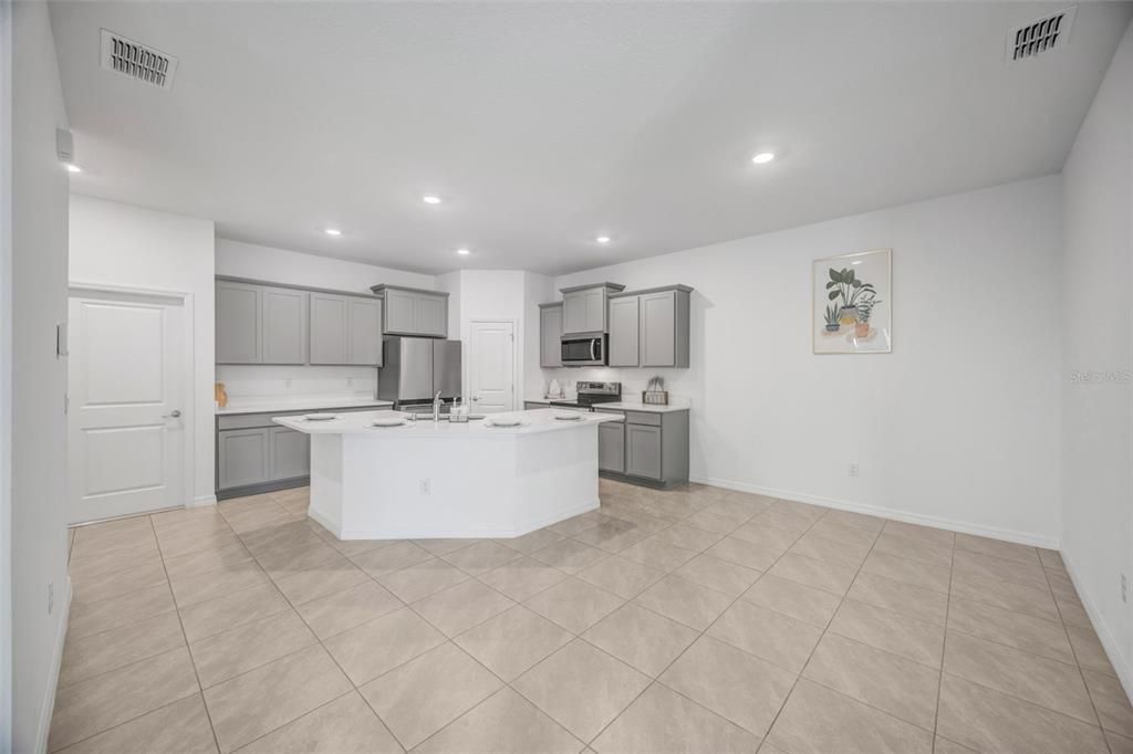 For Rent: $2,300 (3 beds, 2 baths, 1565 Square Feet)