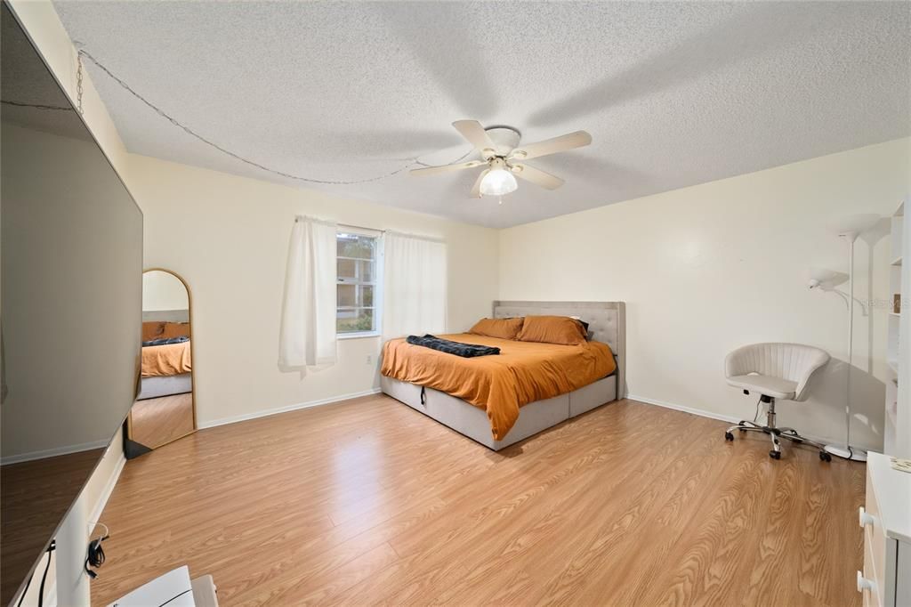 For Sale: $150,000 (2 beds, 2 baths, 1034 Square Feet)