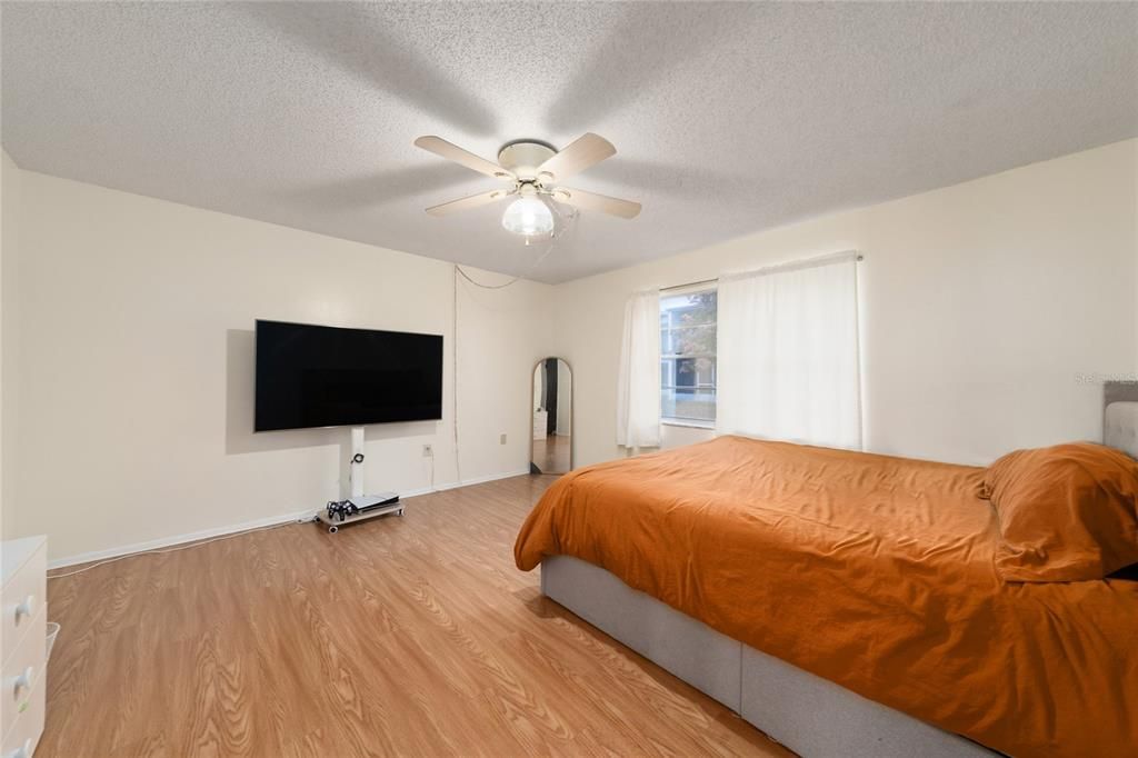 For Sale: $150,000 (2 beds, 2 baths, 1034 Square Feet)