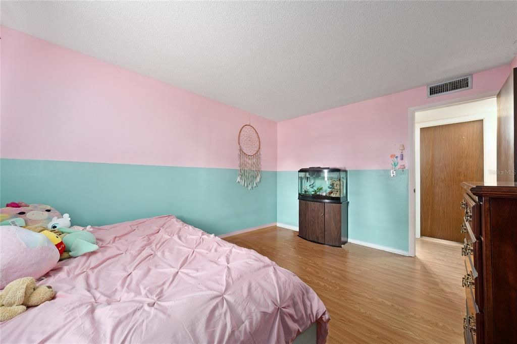 For Sale: $150,000 (2 beds, 2 baths, 1034 Square Feet)