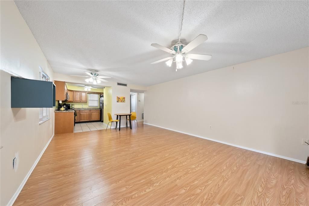 For Sale: $150,000 (2 beds, 2 baths, 1034 Square Feet)