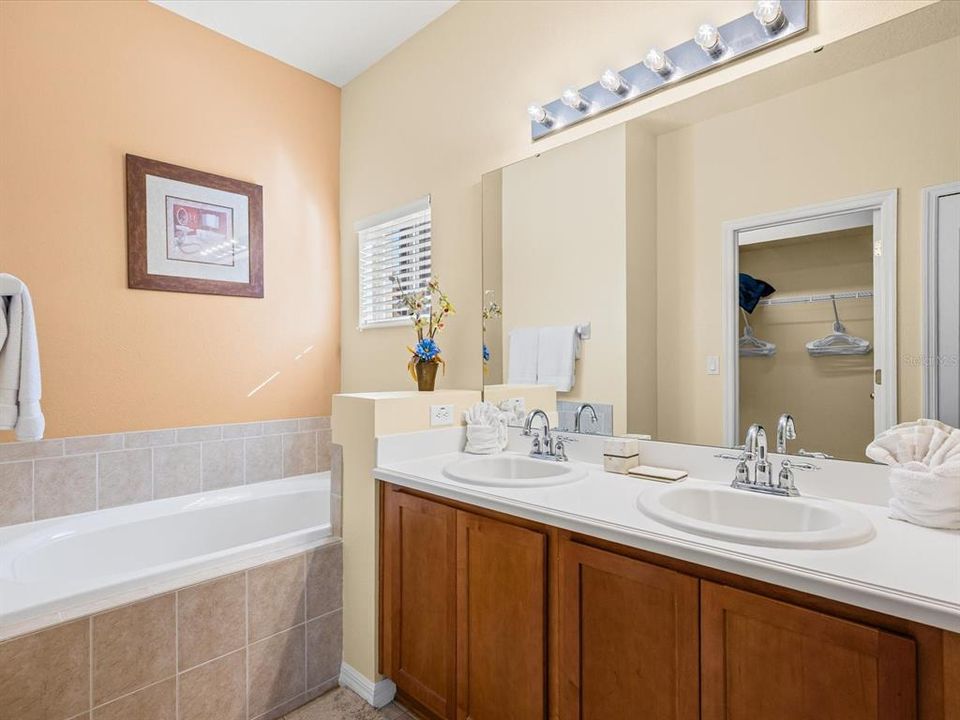 En Venta: $449,000 (4 camas, 3 baños, 1839 Pies cuadrados)