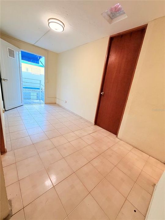 出租: $900 (2 贝兹, 1 浴室, 0 平方英尺)