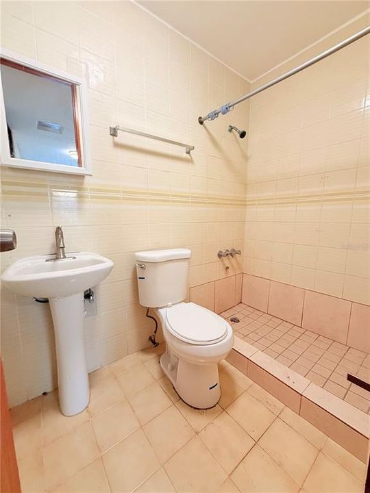 出租: $900 (2 贝兹, 1 浴室, 0 平方英尺)