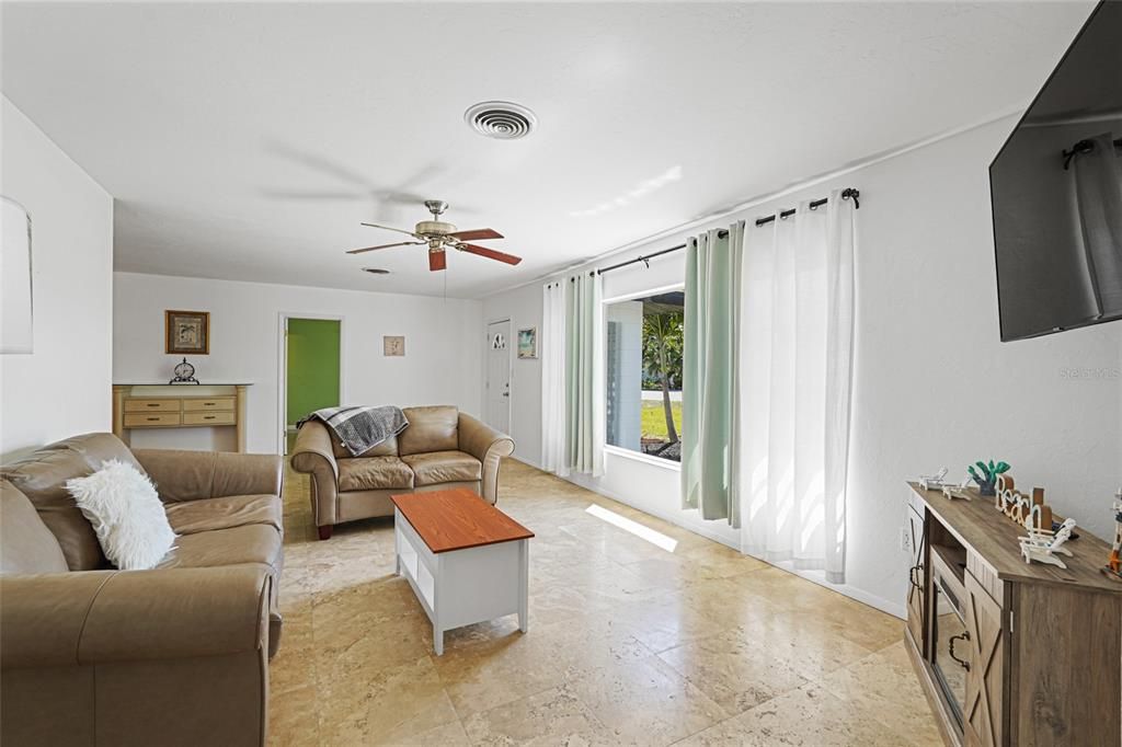 En Venta: $650,000 (3 camas, 2 baños, 1663 Pies cuadrados)