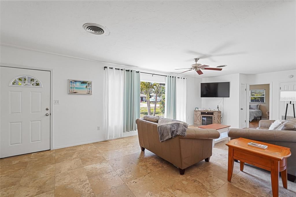 En Venta: $650,000 (3 camas, 2 baños, 1663 Pies cuadrados)