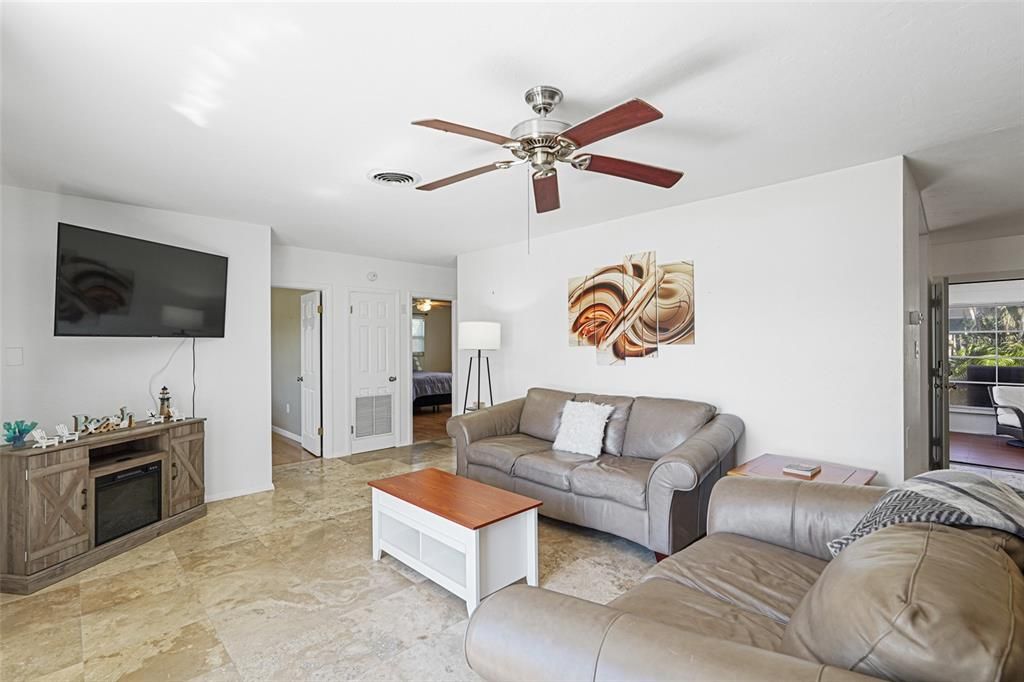 En Venta: $650,000 (3 camas, 2 baños, 1663 Pies cuadrados)