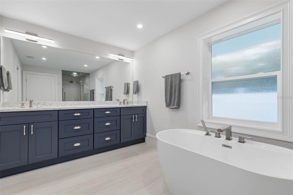 For Sale: $2,199,000 (6 beds, 5 baths, 4821 Square Feet)