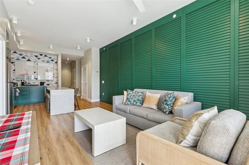 For Sale: $395,000 (1 beds, 1 baths, 870 Square Feet)