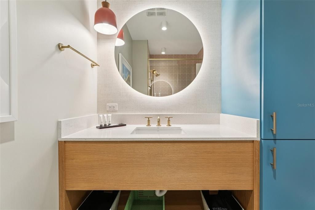 For Sale: $395,000 (1 beds, 1 baths, 870 Square Feet)