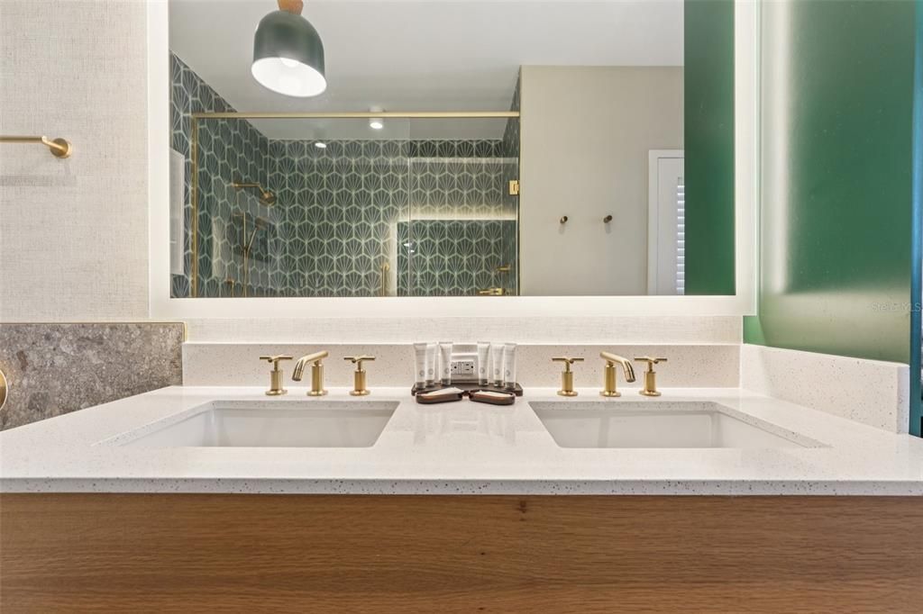 For Sale: $395,000 (1 beds, 1 baths, 870 Square Feet)