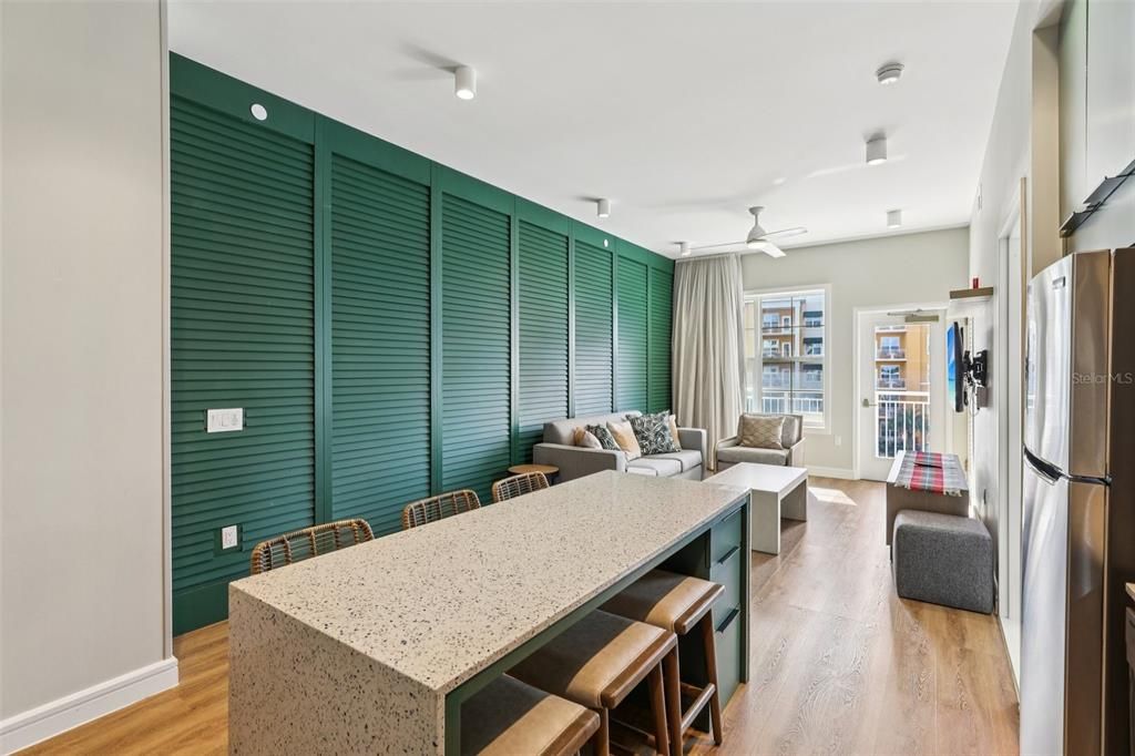 For Sale: $395,000 (1 beds, 1 baths, 870 Square Feet)