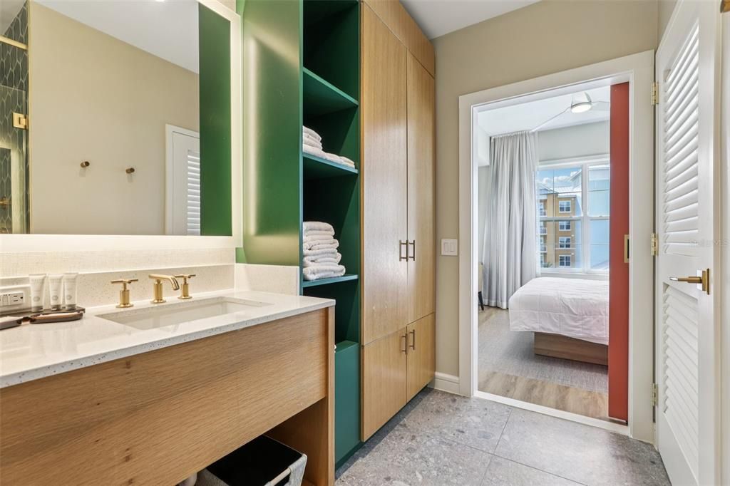 For Sale: $395,000 (1 beds, 1 baths, 870 Square Feet)