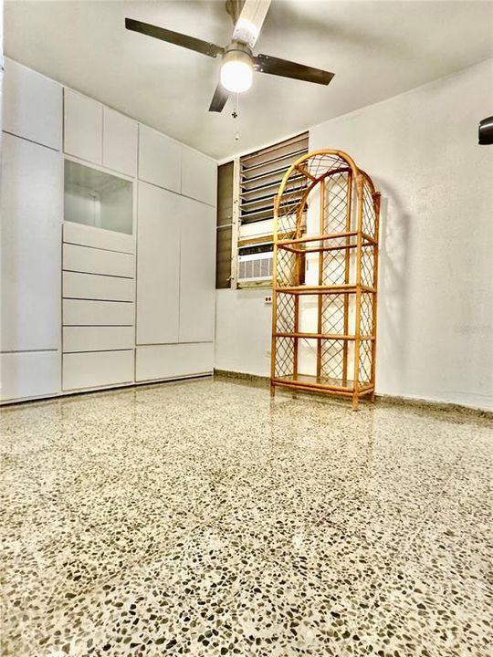 В аренду: $1,400 (2 спален, 1 ванн, 220 Квадратных фут)