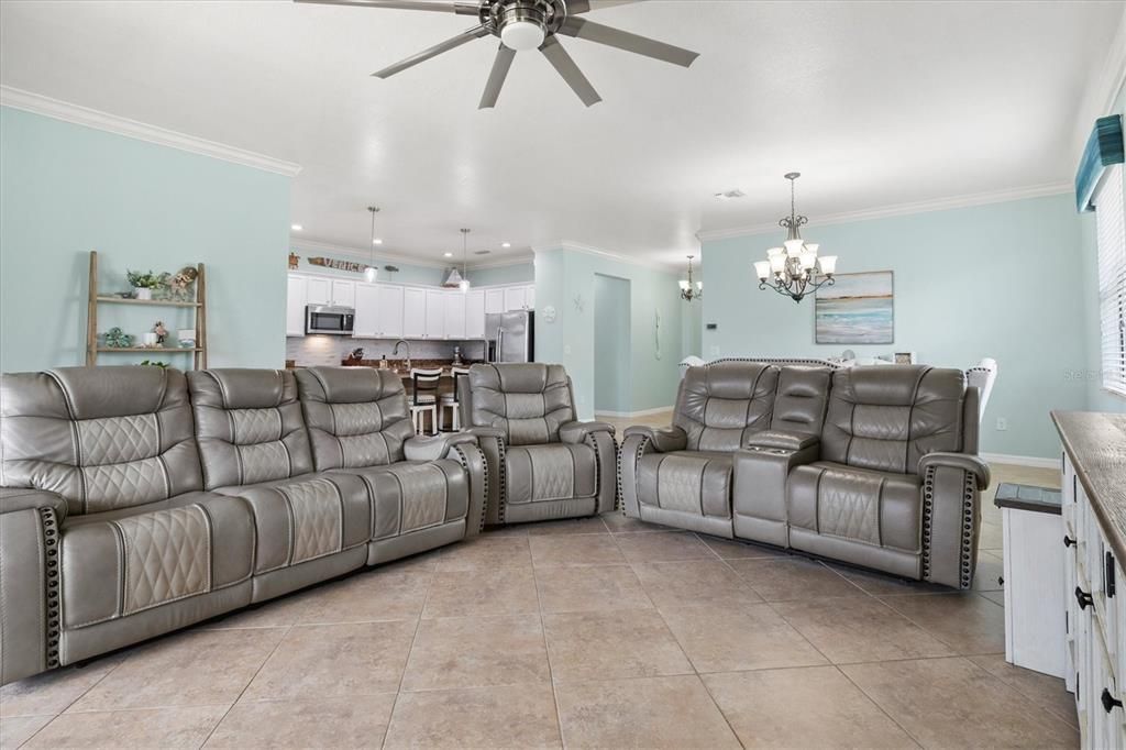 待售: $510,000 (4 贝兹, 3 浴室, 2025 平方英尺)