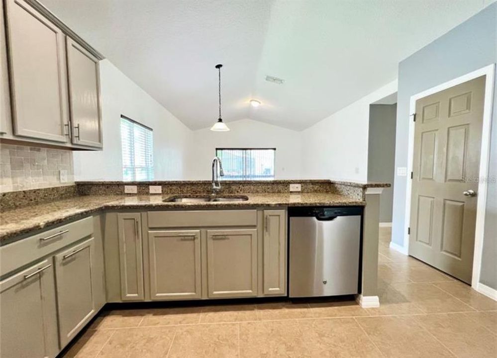 出租: $2,300 (4 贝兹, 3 浴室, 2624 平方英尺)