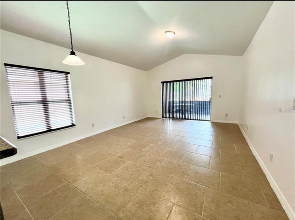 出租: $2,300 (4 贝兹, 3 浴室, 2624 平方英尺)