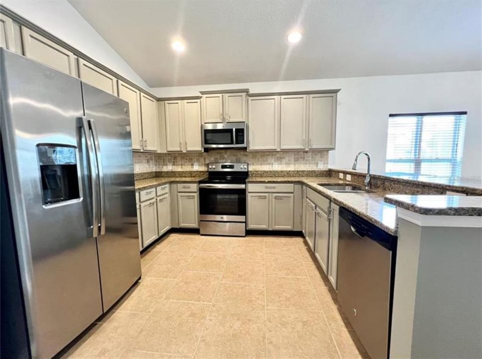 出租: $2,300 (4 贝兹, 3 浴室, 2624 平方英尺)