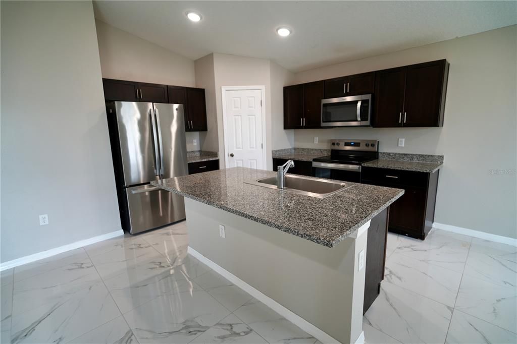 На продажу: $324,000 (3 спален, 2 ванн, 1440 Квадратных фут)