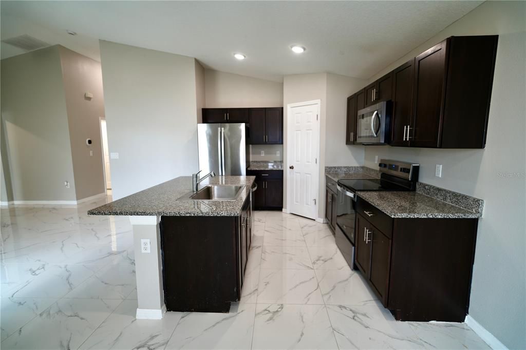 На продажу: $324,000 (3 спален, 2 ванн, 1440 Квадратных фут)